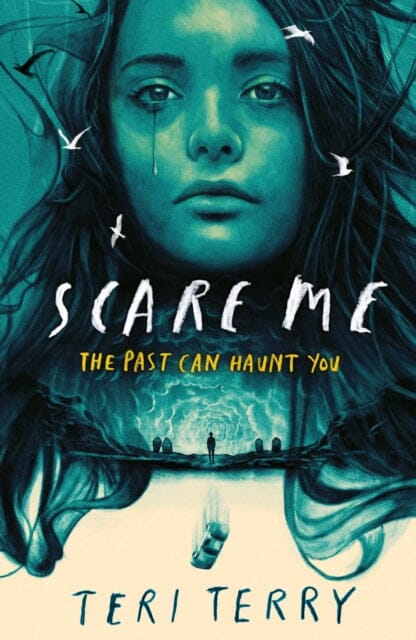 Scare Me : A darkly twisting supernatural YA thriller that will keep you guessing! by Teri Terry Extended Range Hachette Children's Group